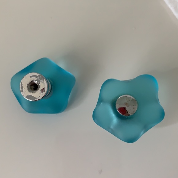 Blue glass drawer pulls - Picture 5 of 6
